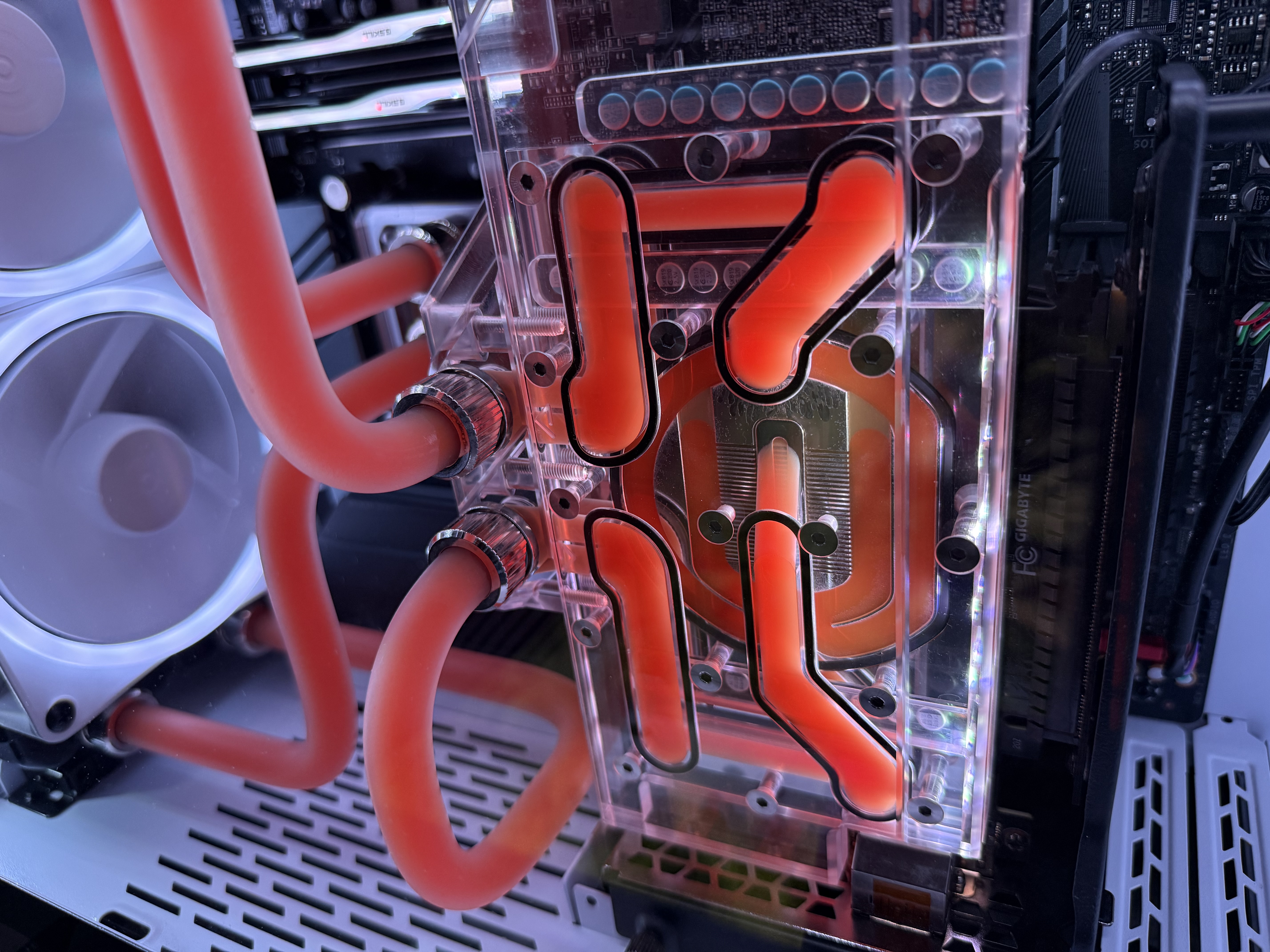Белая O11 — коралловая hardline-петля и RTX 3080 Ti